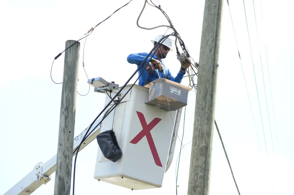 Technician working with fiber in Perry, FL