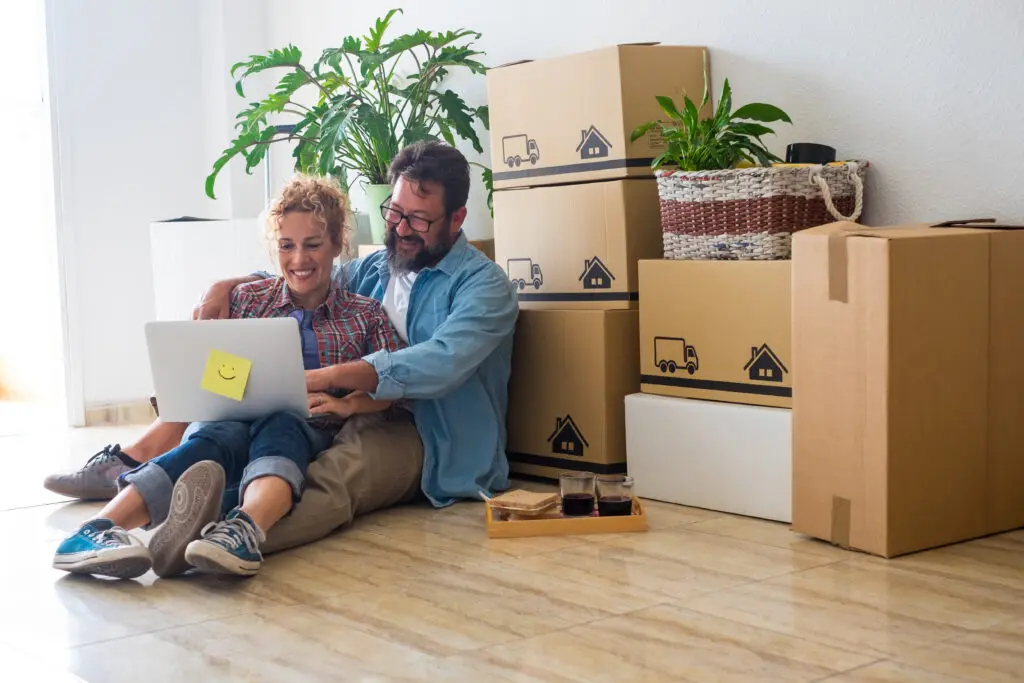 A couple moving easily signed up for Xfinity Internet at their new home with the the help of an easy checklist for moving in Florida.