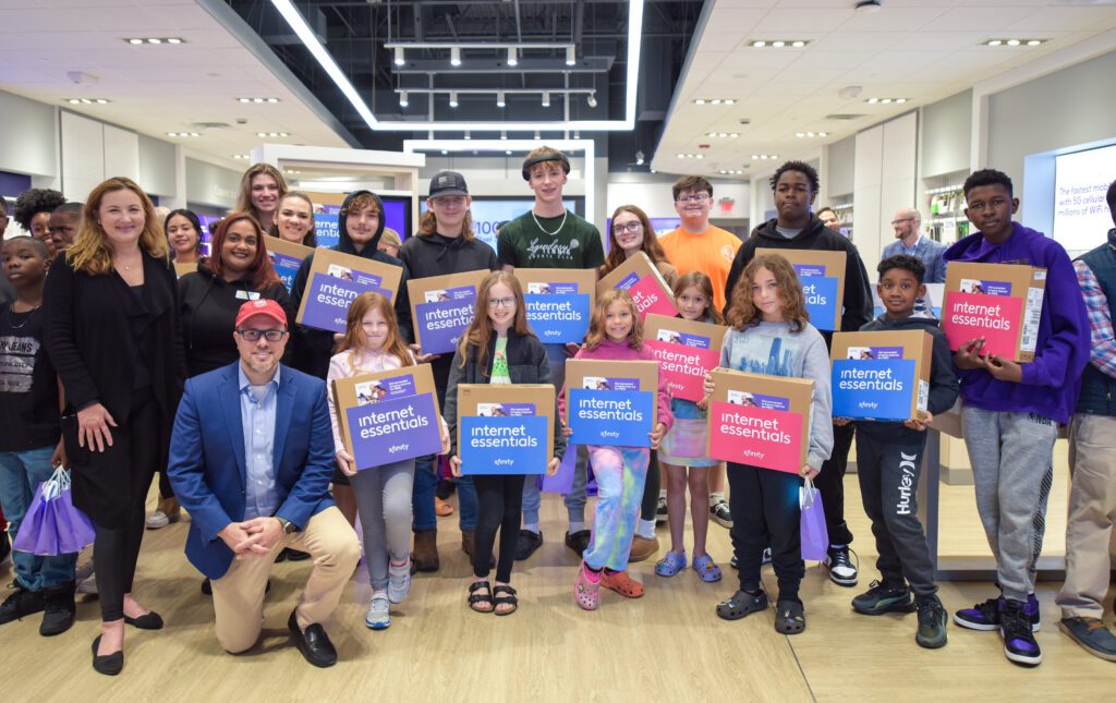 Comcast partners with United Way of South Sarasota in donation of laptops to area families to advance the digital divide.