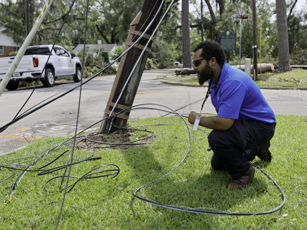 Worker kneeling on the ground